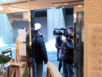 この後ろ姿は!!誰かわかりますか?彼を含め有名お笑い芸人さんが3人撮影に。