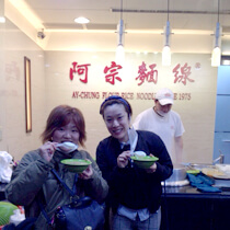 ボーリング大会1位の栗山さんが、賞品の旅行券で韓国旅行へ!