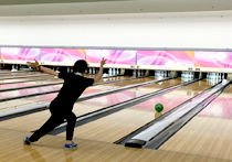 新入社員歓迎!社内ボーリング大会をしました。ナイスフォームです!