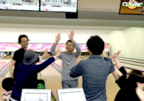 3回連続ストライク・ターキーで、みんな大興奮のハイタッチ!